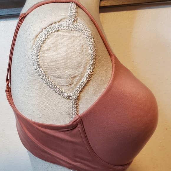 Victoria's Secret Body by Victoria No-Wire Bra - Picture 4 of 7